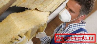 Proces pokládání minerální vlny mezi krokve střechy