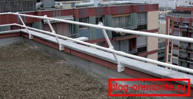 Parapet na ovládané ploché střeše