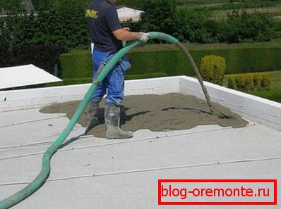 Nalévání betonové ploché střechy