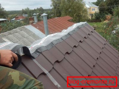 Montáž ventilační pásky a provzdušňovačů na hřebenovou střechu