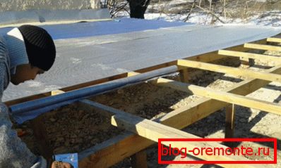 Podlahový krytý materiál