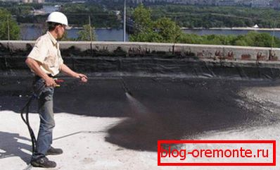 Postřikování betonové základny asfaltového tmelu