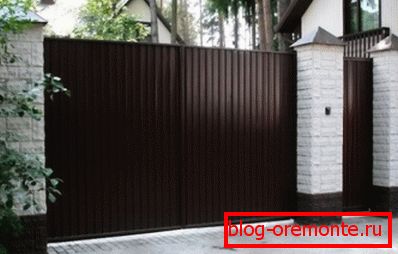 Brána a brána z profesionální podlahy na cihlovou podložku jsou perfektně spojena s domem