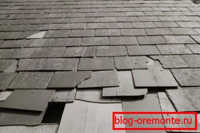 Poškození střechy plochého azbestového cementu