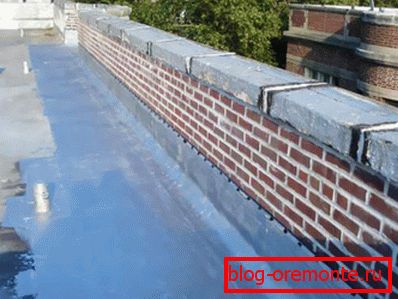 Parapet na výškové budově s plochou střechou