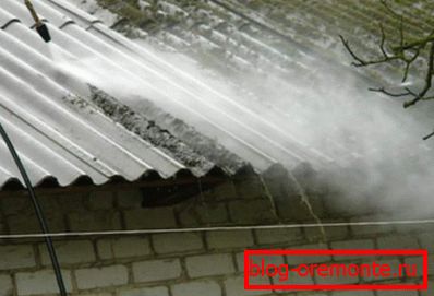 Proces čištění střechy se silným praní