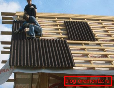 Proces montáže malované břidlice na dvojitý svahový střešní nosník
