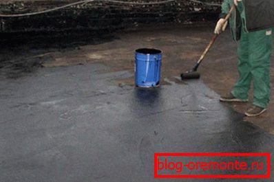 Aplikace bitumenového základního nátěru na povrch střechy