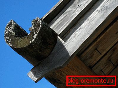 Starý dřevěný žlab