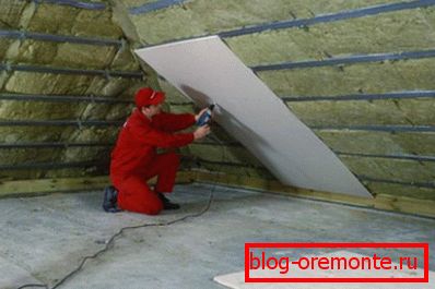 Proces montáže minerální vlny na krokve