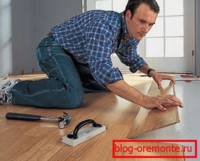 Jemně přitiskněte laminátový panel k zámku Jemně přitiskněte laminátový panel k zámku