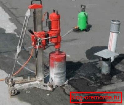 Diamantové vrtání otvorů v betonu je jediným způsobem, jak protrhnout takový odolný povlak. Diamantové vrtání otvorů v betonu je jediným způsobem, jak protrhnout takový odolný povlak.