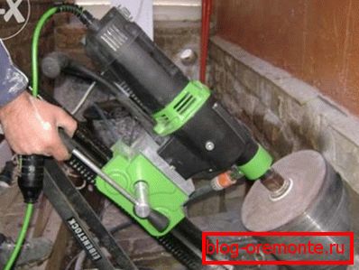Diamantové vrtací otvory v betonu pod vodovodem Diamantové vrtací otvory v betonu pod vodovodem
