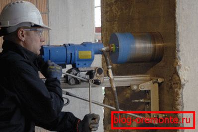 Diamantové vrtání otvorů v betonu pomocí speciálního elektrického nářadí. Diamantové vrtání otvorů v betonu pomocí speciálního elektrického nářadí.