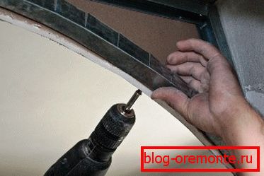 Jsem krepim арку oblouk sadrokartonu na chodbě