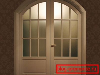 Obloukové dvojité dveře s panely a zasklení Obloukové dvojité dveře s panely a zasklení