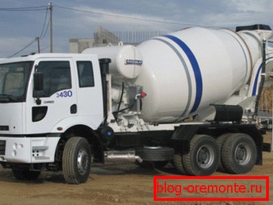 Truck mixer na základě kamionu. Truck mixer na základě kamionu.