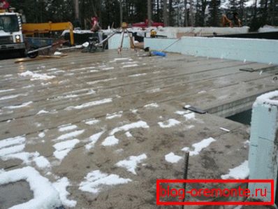 Beton získává sílu téměř pod sněhem. Beton získává sílu téměř pod sněhem.