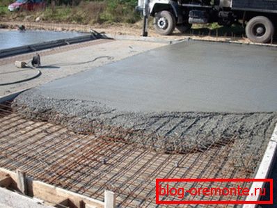 Betonážní třída B20 M250 se používá k odlévání desek a plošin. Betonážní třída B20 M250 se používá k odlévání desek a plošin.