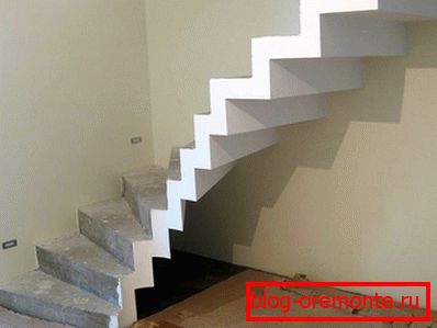 Betonové schodiště by mělo být vyrovnané