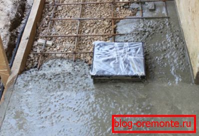 Betonová dlažba kolem domu. Betonová dlažba kolem domu.
