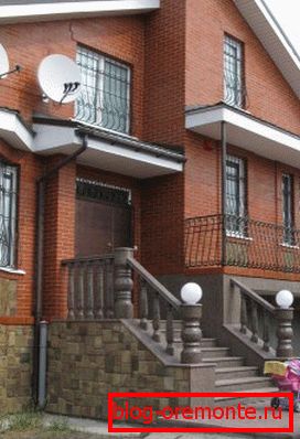 Betonová veranda s dřevěnou zábradlí lemovanou kamínkem Betonová veranda s dřevěnou zábradlí lemovanou kamínkem