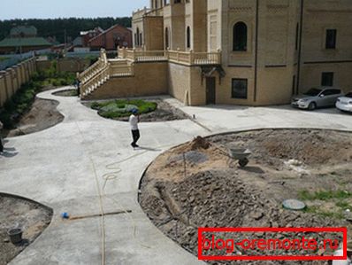 Betonová základna pro chodník. Betonová základna pro chodník.