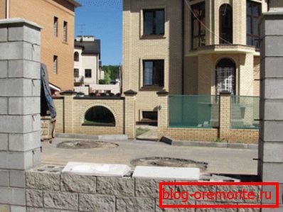 Betonové bloky pro plot v průběhu instalace Betonové bloky pro plot v průběhu instalace