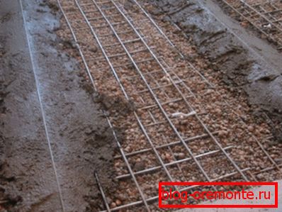 Betonové majáky s kovovou základnou Betonové majáky s kovovou základnou