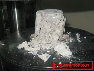 Betonový válec zničený pod tlakem Betonový válec zničený pod tlakem