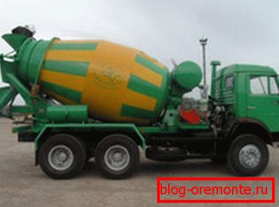 Betonový vůz s hydromechanickým pásem Betonový vůz s hydromechanickým pásem