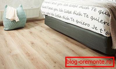 Béžový laminát dobře kombinuje šedý nábytek
