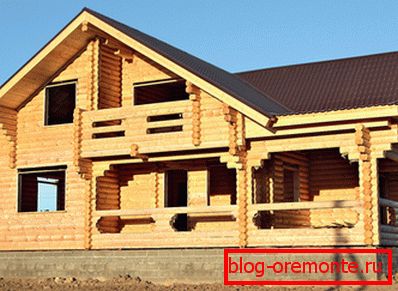 Bar-tvarovaný zámek, zdobený symetrickým výřezy na plotách terasy a balkonu Bar-tvarovaný zámek, zdobený symetrickým výřezy na plotách terasy a balkonu
