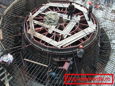 Existují případy, kdy celá konstrukce je ve své podstatě betonovou konstrukcí na kovovém rámu Existují případy, kdy celá konstrukce je ve své podstatě betonovou konstrukcí na kovovém rámu
