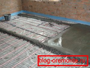 Nadměrné přidání vody bude patrné ihned po nivelaci a může způsobit praskání i se zvýšeným obsahem změkčovadla. Nadměrné přidání vody bude patrné ihned po nivelaci a může způsobit praskání i se zvýšeným obsahem změkčovadla.