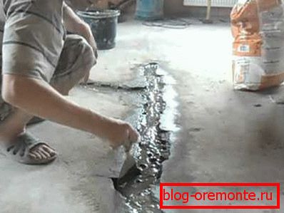 Vadná oblast je roztažena a naplněna opravným roztokem. Vadná oblast je roztažena a naplněna opravným roztokem.