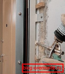 Upevněte držák na hmoždinku Upevněte držák na hmoždinku
