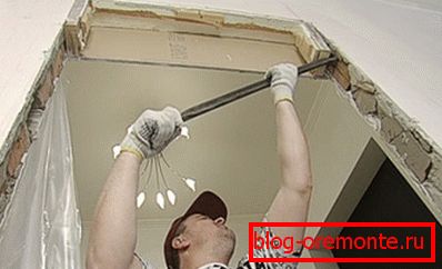 Demontáž staré krabice z otvoru Demontáž staré krabice z otvoru