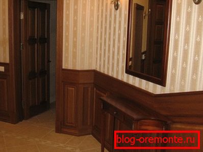 Dřevěné obložené dveře v klasickém interiéru Dřevěné obložené dveře v klasickém interiéru