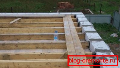 Dřevěné trámy, na kterých bude položena podlaha Dřevěné trámy, na kterých bude položena podlaha