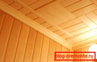 Dřevěný podstavec na křižovatce stěn a stropu Dřevěný podstavec na křižovatce stěn a stropu