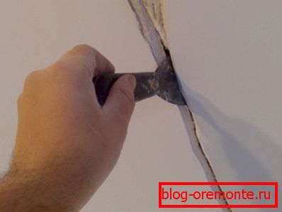 Diagonální trhlina na spoji betonových hmot různých dob mrazu