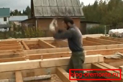 Pro uchycení dřeva mezi nimi jsou v nich zakřivené hmoždinky. Pro uchycení dřeva mezi nimi jsou v nich zakřivené hmoždinky.