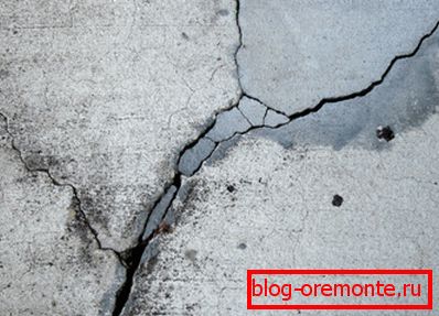 Před získáním plné síly se beton snadno roztříští. Před získáním plné síly se beton snadno roztříští.