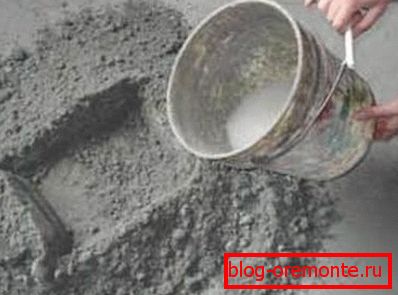 Přidání vody do cementové směsi vede k tvorbě kamene. Přidání vody do cementové směsi vede k tvorbě kamene.