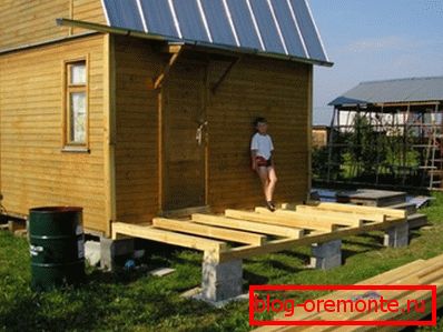 Terasa dům a kulatiny 100 mm dřeva. Terasa dům a kulatiny 100 mm dřeva.
