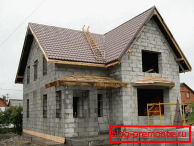Dům pogumovaných betonových bloků ve výstavbě. Dům pogumovaných betonových bloků ve výstavbě.