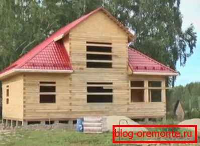Dům na základě neprofilovaného materiálu potřebuje další úpravy Dům na základě neprofilovaného materiálu potřebuje další úpravy