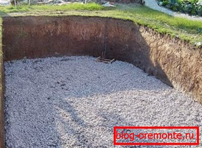 Odvodňovací polštář slouží jako druh pufru mezi půdou a bazénem, zabraňuje poškození při mrazu. Odvodňovací polštář slouží jako druh pufru mezi půdou a bazénem, zabraňuje poškození při mrazu.