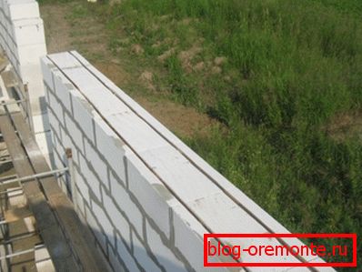 Dvě nitě podélné výztuže umístěné ve vzdálenosti 60 mm od okrajů bloku. Dvě nitě podélné výztuže umístěné ve vzdálenosti 60 mm od okrajů bloku.